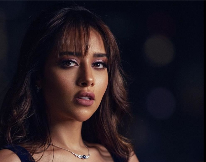 بالفيديو  ..  الفنانة اليمنية "بلقيس" تثير الجدل بفيديو وهي تحلق ذقنها بالشفرة