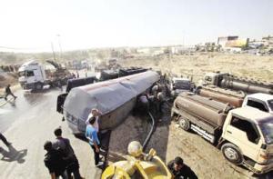 إنقلاب صهريج محمل بالديزل وإغلاق الطريق الصحراوي بإتجاه عمان  