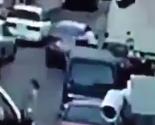 بالفيديو ..  لحظة نشل حقيبة ذهب ومجوهرات من يد صاحبها في منطقة الاشرفية بالعاصمة عمان