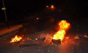 محتجون يغلقون الطريق الرئيسي في المريجمة شمال ذيبان بالحجارة و الاطارات المشتعلة