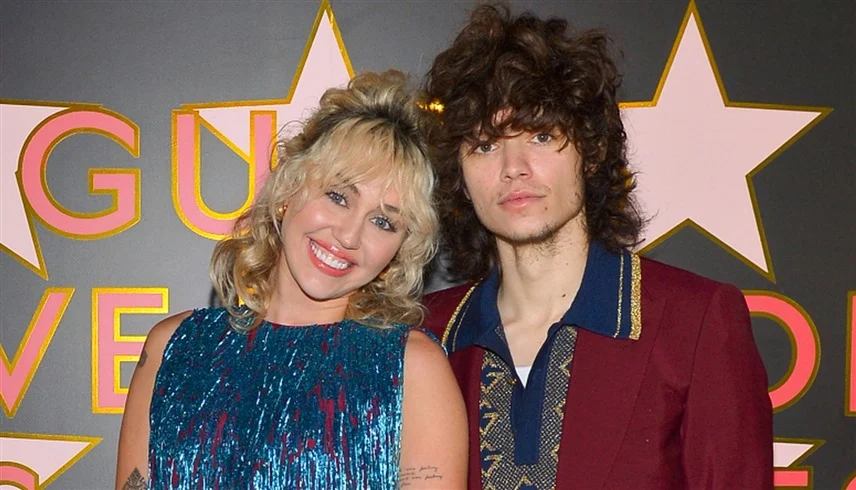 بعد 4 سنوات من الحب ..  خطوبة مايلي سايروس وماكس موراندو رسمياً  ..  صور 