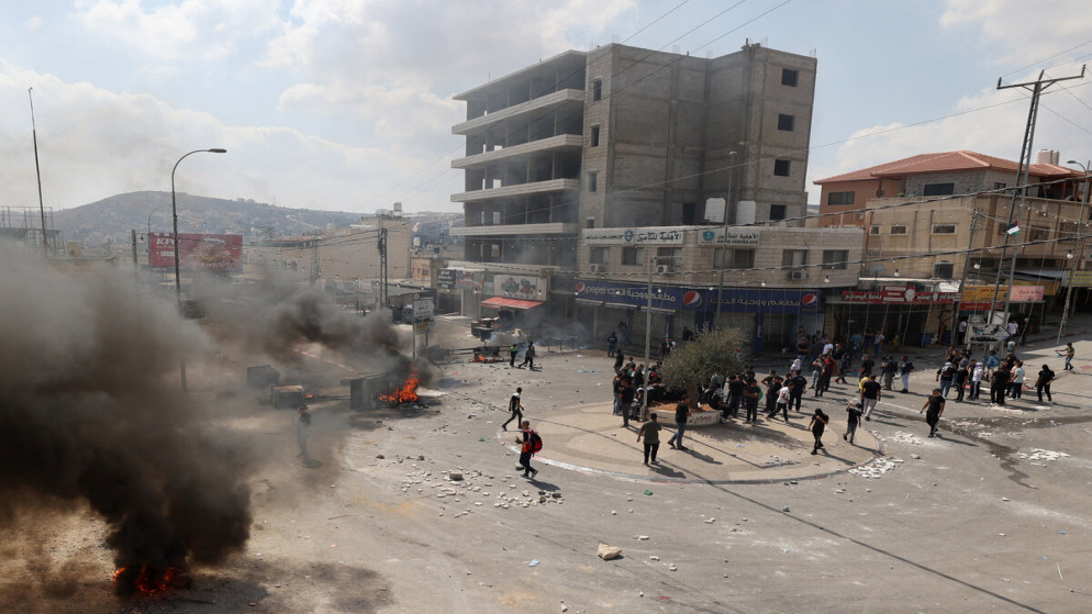 قوات الاحتلال الإسرائيلي تعتدي على موكب تشييع شهيد فلسطيني في حوارة