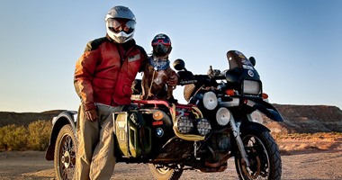 رجل "ستيني" يقضي عشر سنوات من عمره في جولات على الطريق برفقة كلبه