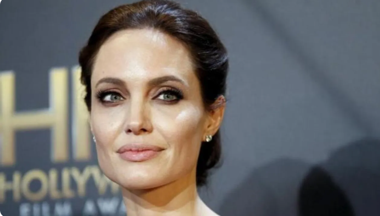 أنجلينا جولي تبدأ التخطيط لمغادرة الولايات المتحدة
