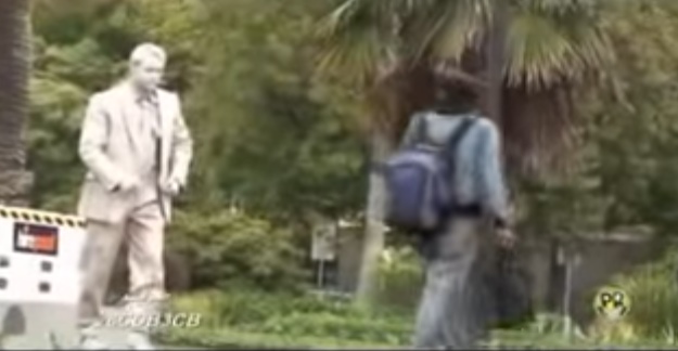 بالفيديو  ..   اضحك من قلبك مع اجمل كاميرا خفية عالمية