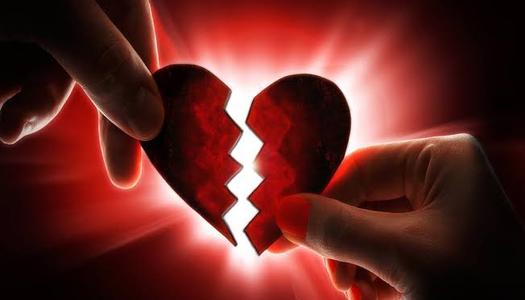 انكسر قلبي حين علمت أن زوجي رفضني في البداية ثم قبلني ..  ما الحل؟