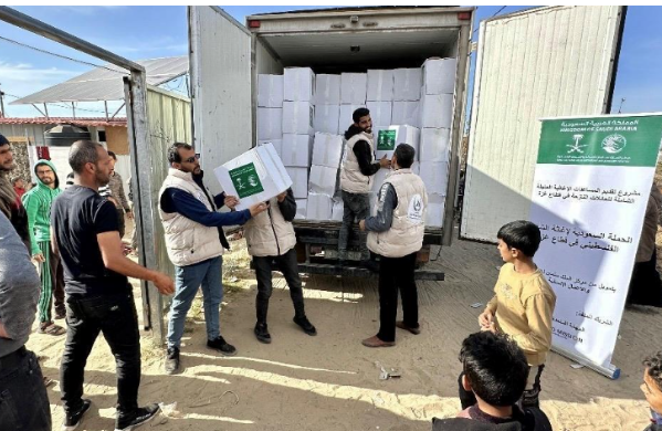 السعودية توزع مساعدات إنسانية على الفلسطينيين في رفح