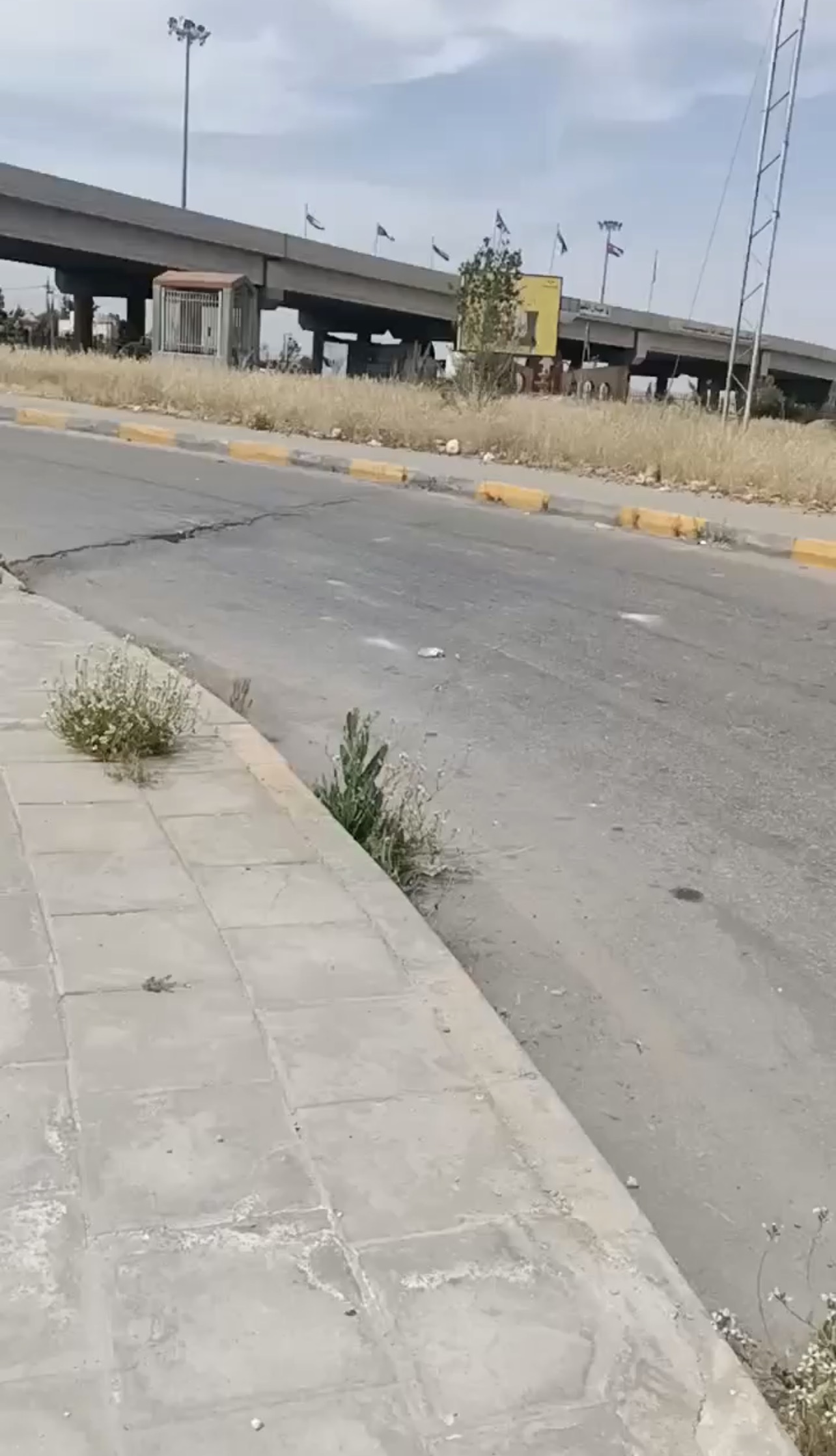بالفيديو  ..  هبوط في شارع عام بالزرقاء يهدد السلامة المرورية