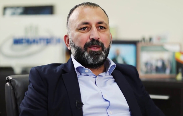 بشار الحوامدة يرسل "الثوب الفلسطيني" هدية لزوجة ترامب ..  ما القصة؟
