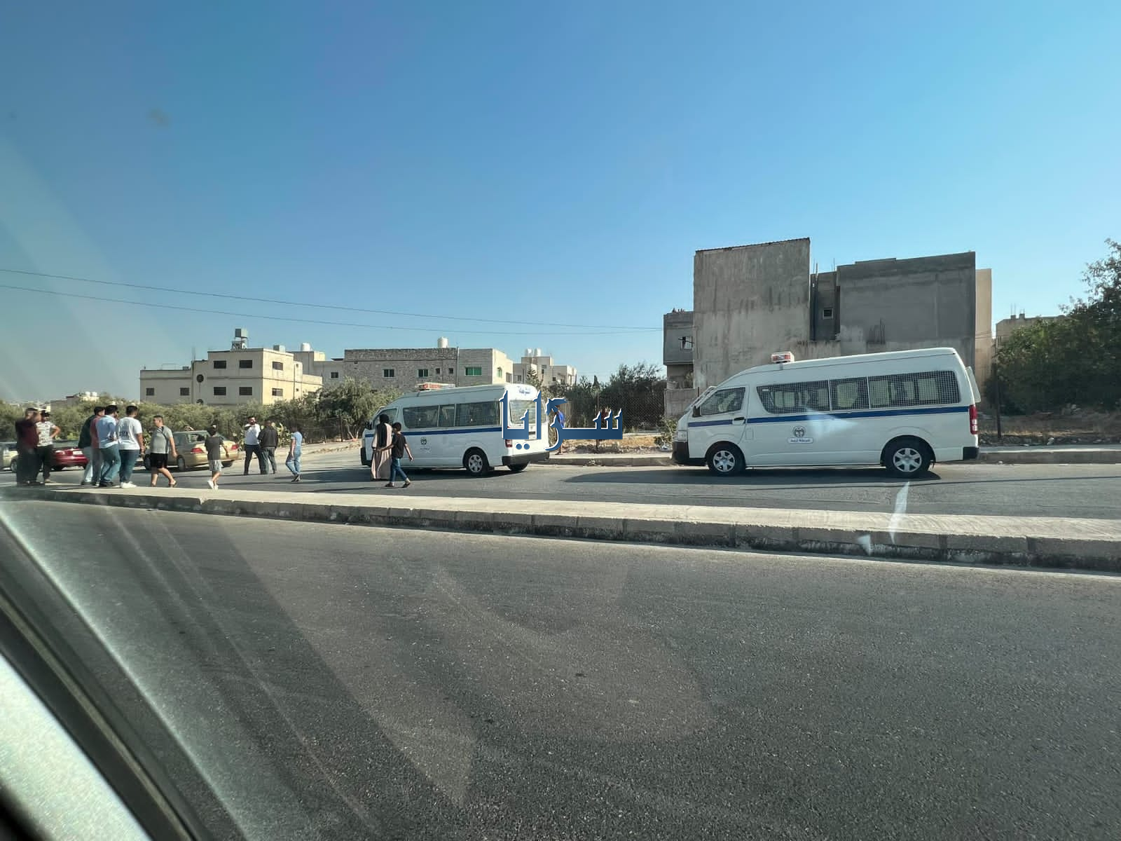 بالصور  ..  تحطيم مركبة أمن "سرية" رصدت عدد من مخالفات السير في إربد 