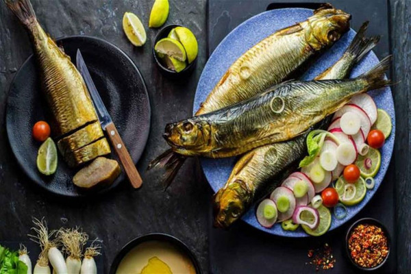 سبعة أعراض مشتركة بينهما ..  كيف نفرق بين التسمم بالأسماك المملحة وفيروس (كورونا)؟