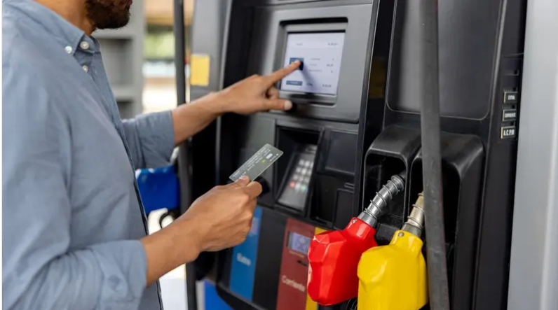 مع ارتفاع الأسعار ..  6 نصائح لجعل الوقود يدوم أكثر في سيارتك