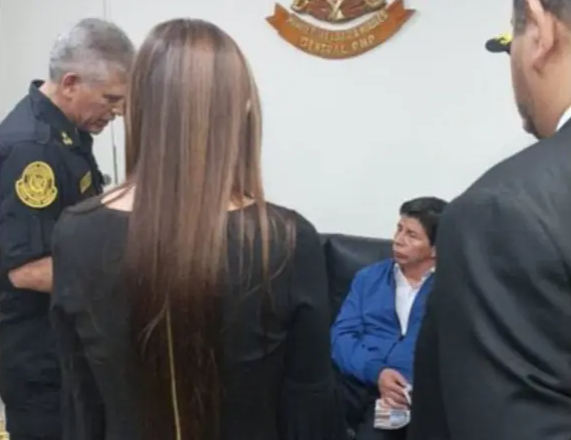 بعد ساعات من إعلان عزله ..  فيديوهات للحظة اعتقال رئيس بيرو