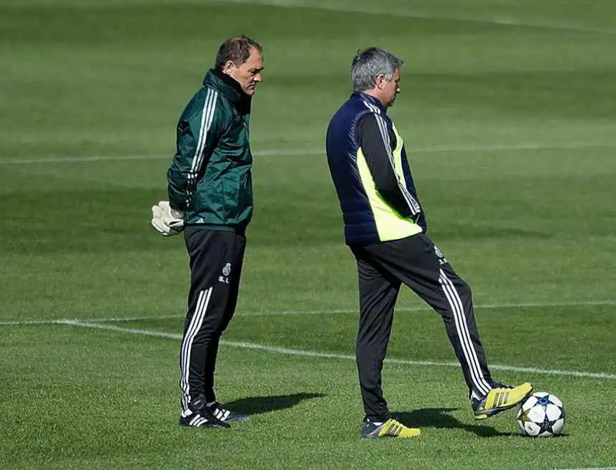 وفاة مساعد مورينيو في نادي ريال مدريد   