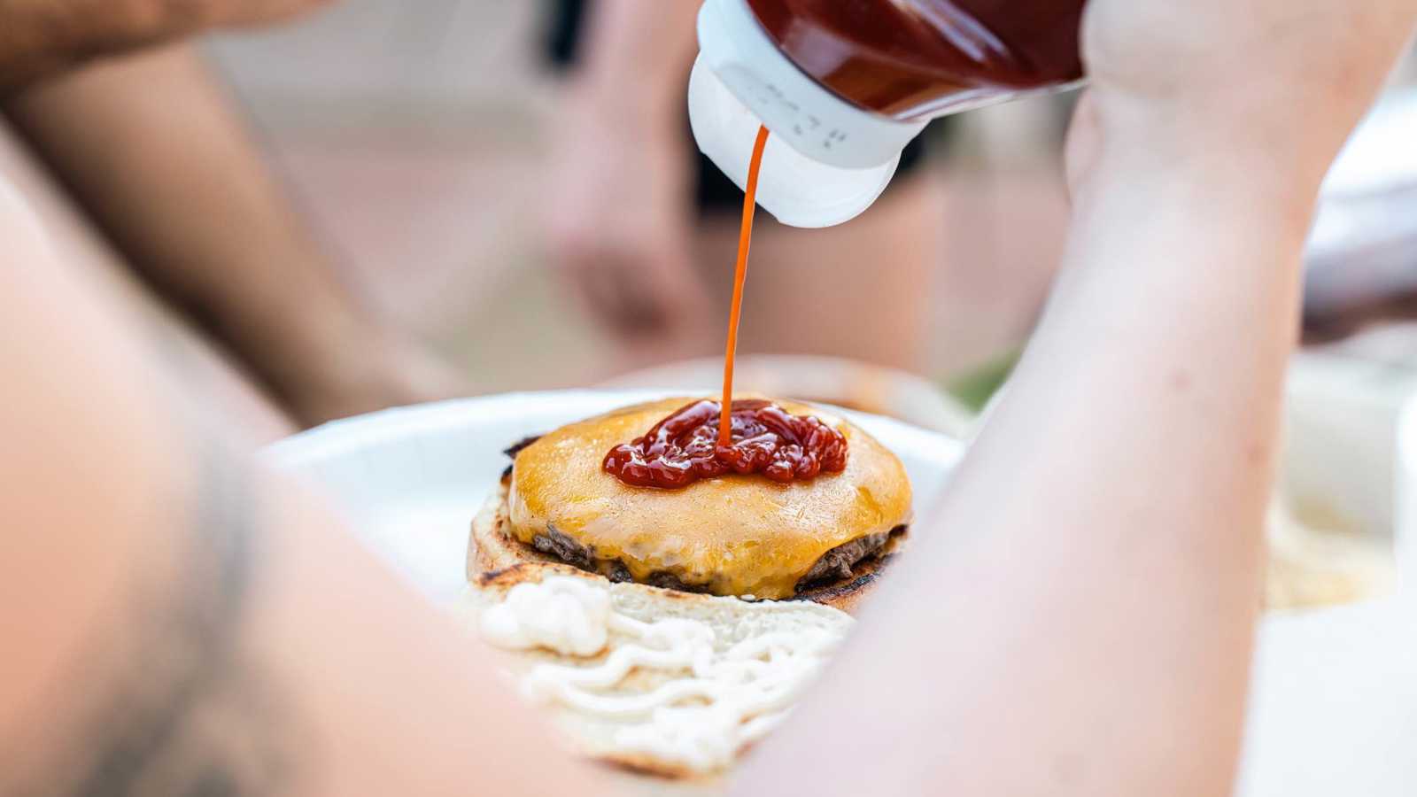 كيف يرفع الملح "الخفي" ضغط الدم دون أن تشعر؟ 