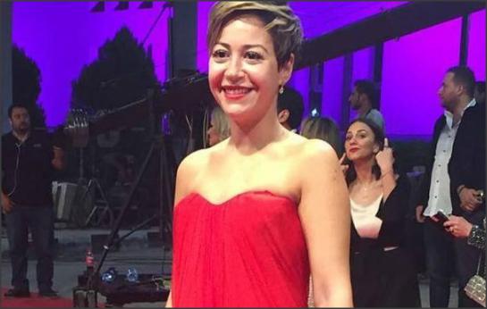 بالفيديو .. منة شلبي تقبل يد منى زكى