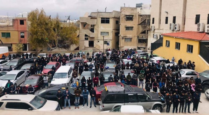 أردنيون يخرقون حظر التجول الشامل علنا ويقيمون صلاة جنازة في عمان