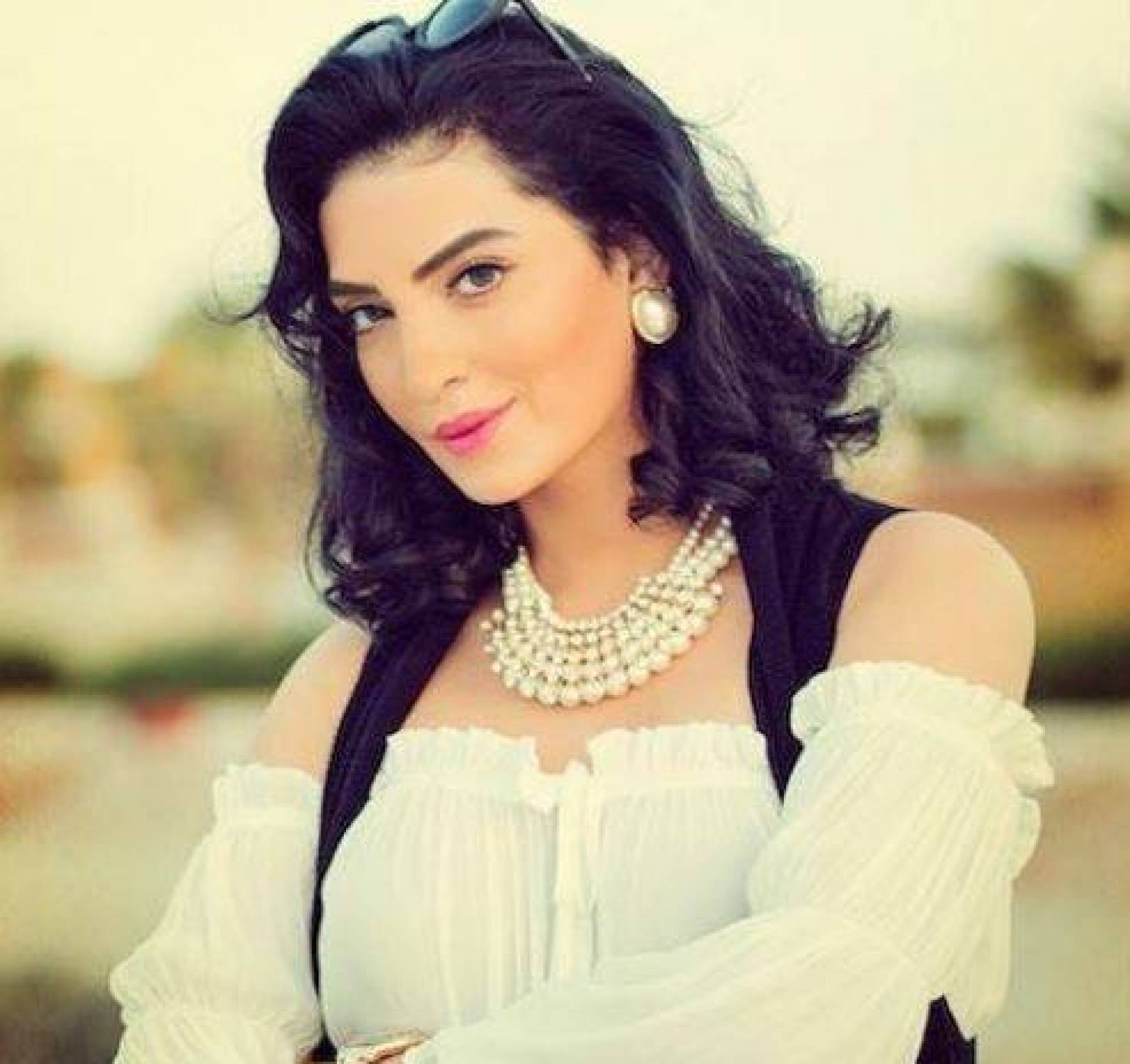 بالصور  ..  فيفي عبده تبعث رسالة دعم إلى حورية فرغلي "الضربة اللي مابتموتش بتقوي"