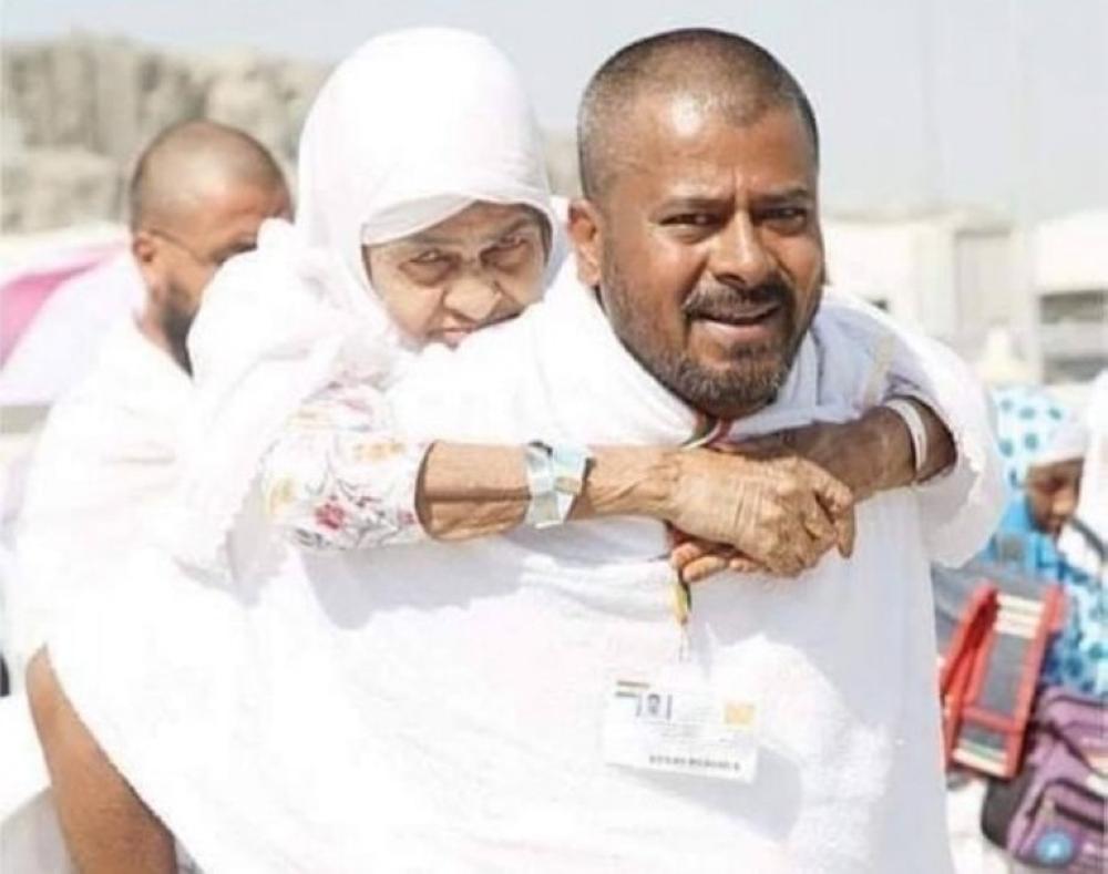 قصة الحاج الذي جمع راتبه لسنوات ليدفع تكاليف الحج عن والدته 