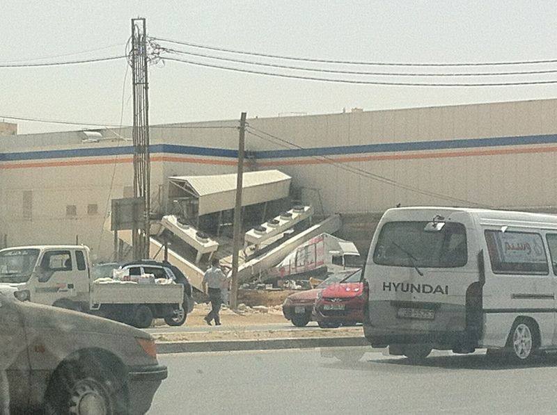 انهيار مدخل السيفوي في المقابلين  ..  صورة 