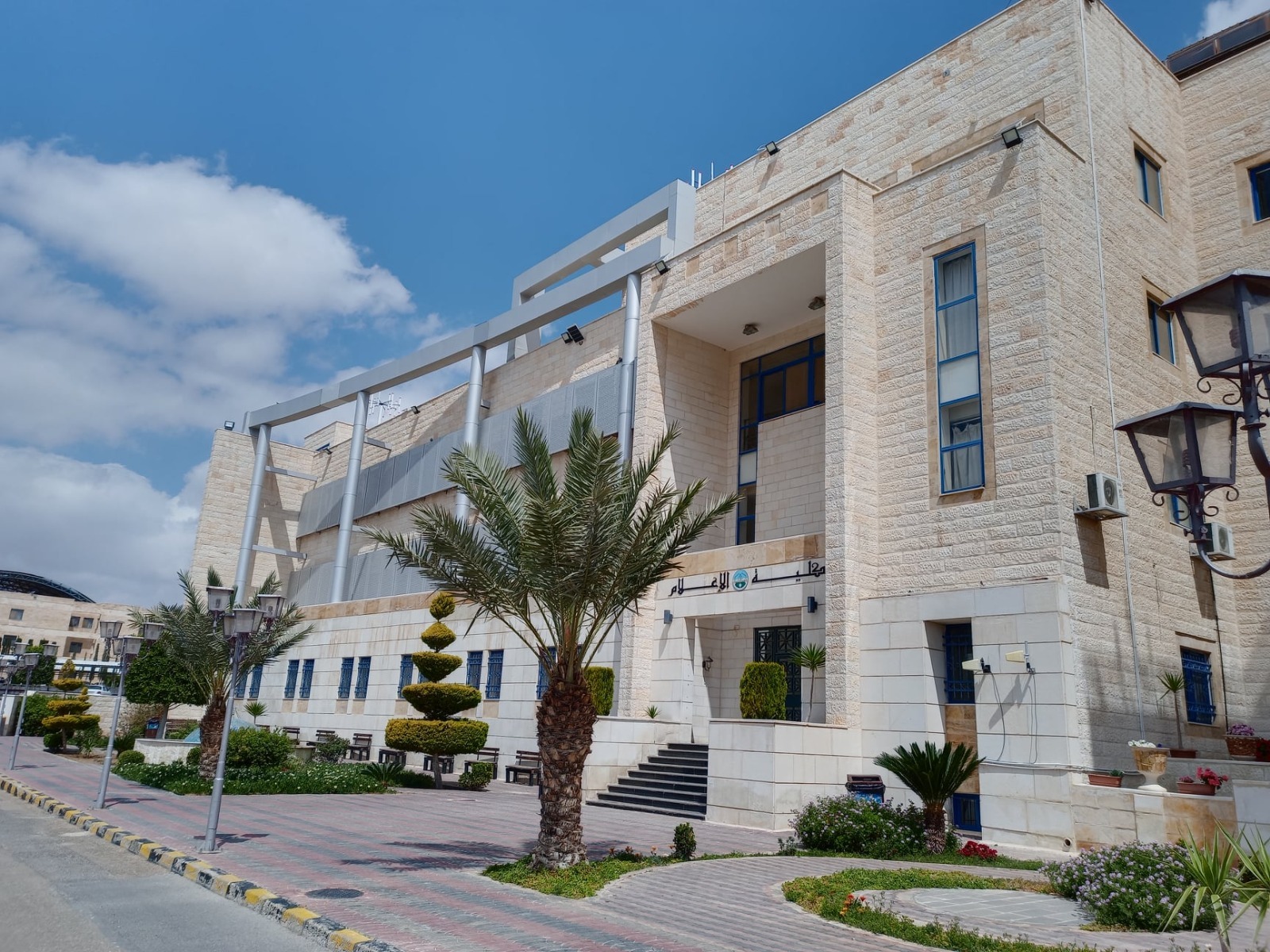 طلبة من اعلام الزرقاء يرون تغطيتهم للانزالات الجوية الاردنية على قطاع غزة 