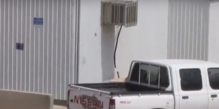 بالفيديو ..  القبض على سعودي سرق مكيف المسجد في وضح النهار