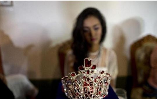 صور: ملكة جمال بورما 2014  ..  تهرب بالتاج بعد أن جردت من لقبها