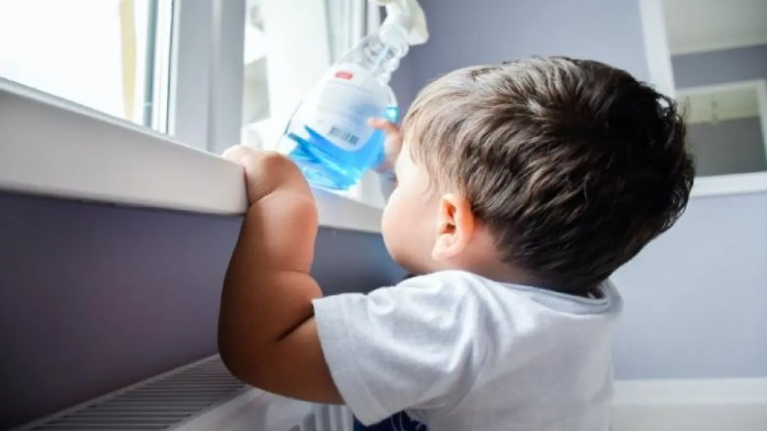 المنظفات المنزلية تهدد الأطفال ..  أرقام تكشف حجم الحوادث خلال 15 عاما