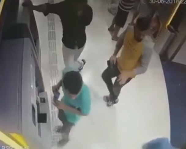 بالفيديو  ..  لحظة اقتحام سيارة لأحد البنوك في دبي 