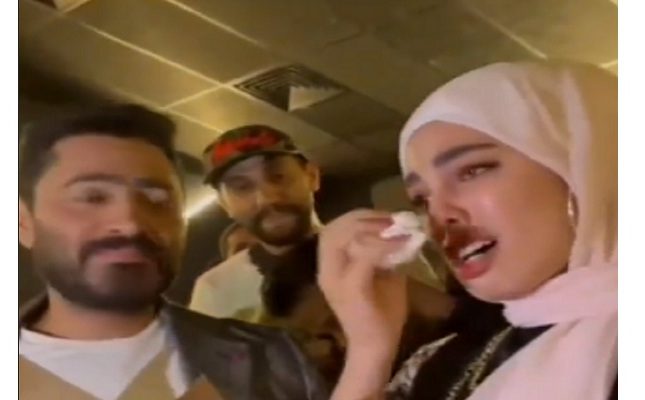 فتاة تنهار بالبكاء لحظة رؤيتها تامر حسني  ..  شاهد ردة فعله!