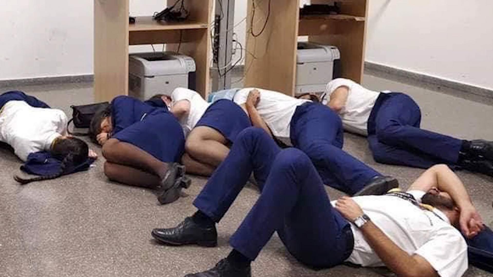 شاهد ..  شركة طيران تقيل 6 موظفين بسبب "نشرهم" صورة لأنفسهم وهم نائمون على أرضية المطار