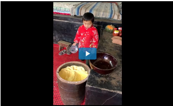 بالفيديو : طفل في السادسة يدهش المتابعين بمهاراته في خبز المعجنات
