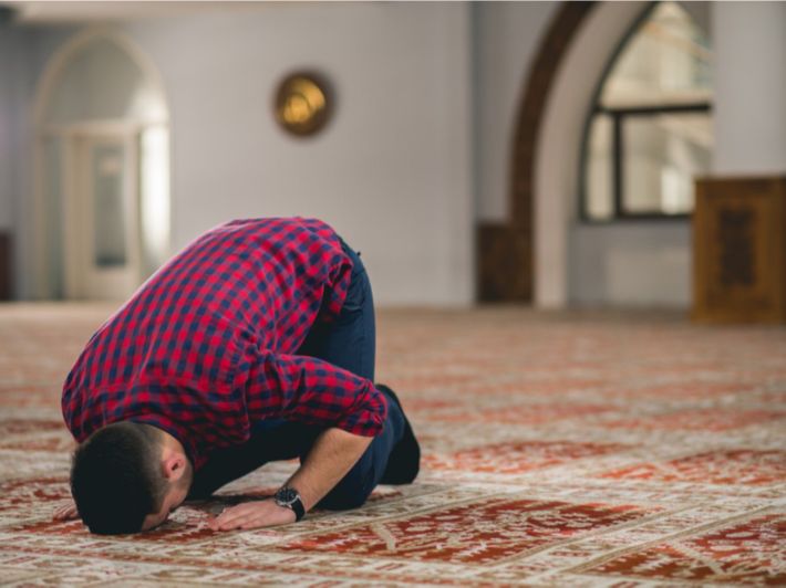 رفضًا لمنعه من أداء الصلاة ..  موظف يقدّم استقالته من مصنع في العقبة