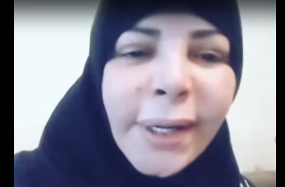 بالفيديو  ..  فنانة جزائرية شهيرة تفاجئ جمهورها وتردد الاذان بصوتها  ..  "تفاصيل"