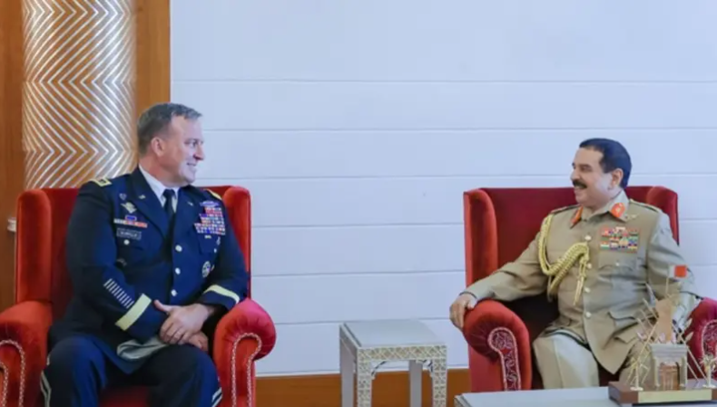 العاهل البحريني وقائد القيادة المركزية الأميركية يناقشان تطورات المنطقة