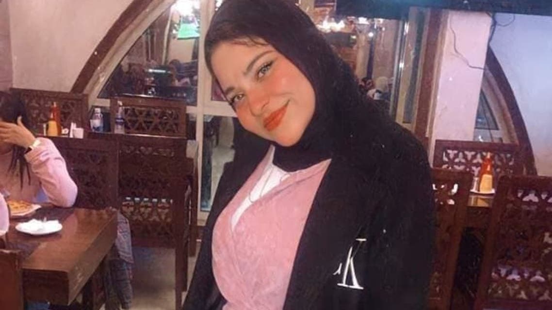 واقعة مؤلمة ..  مصرية كادت تقتل ابنتها بسيارتها لخلعها الحجاب  ..  صور 