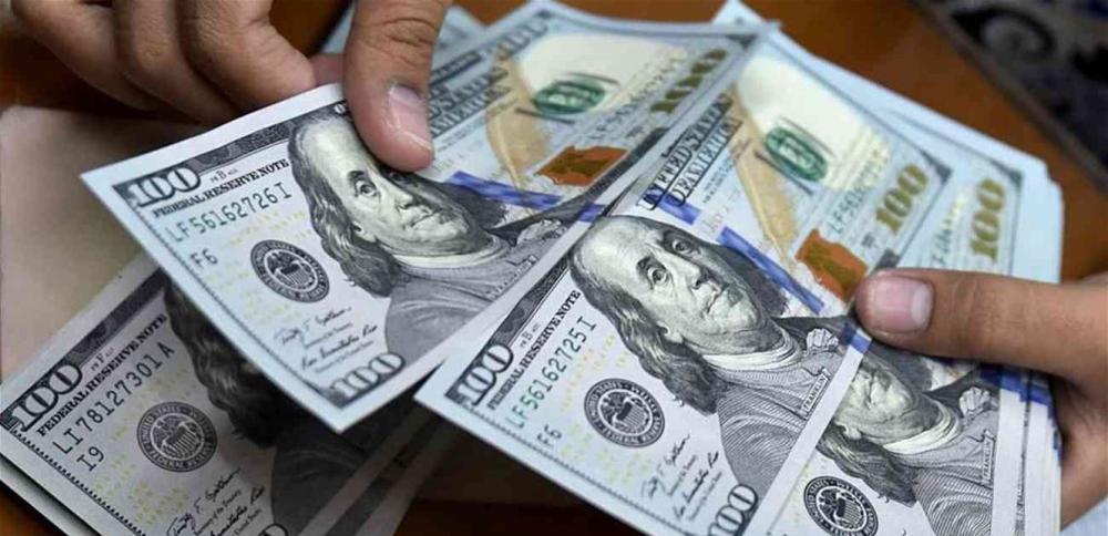 تراجع الدولار لأدنى مستوى في 29 شهرا