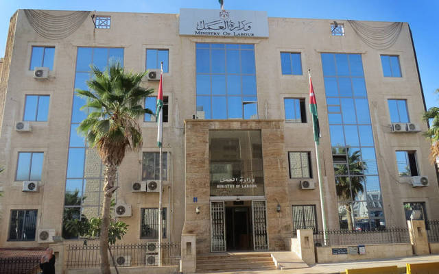 وزارة العمل تعلن عن استقبال شكاوى المواطنين بخصوص التأخر باستلام تصاريح العمل وإذن الإقامة للعاملين في المنازل 