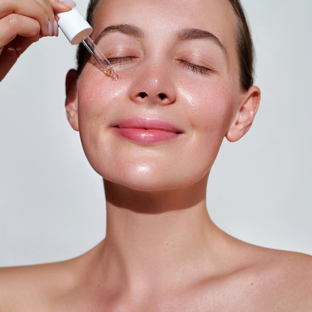  استعيدي إشراقة وجمال بشرتكِ من جديد باتباع روتين يومي يُبعد عنك تجاعيد وجفاف البشرة خطوة بخطوة 