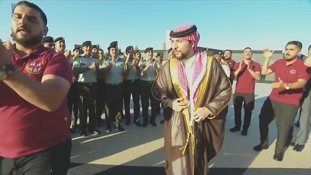  ما اللباس الذي ارتداه ولي العهد في حفل القرا؟