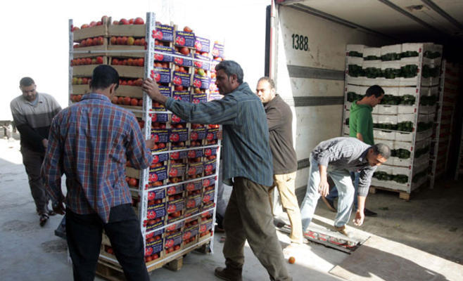 توزيع شاحنة خضار  وفواكه على المناطق المعزولة في اربد