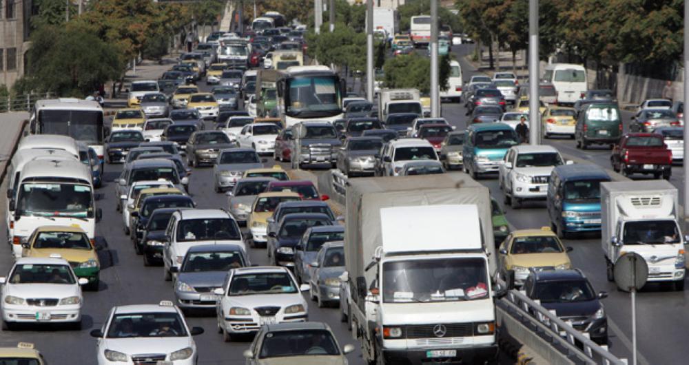 ازدحام مروري خانق نتيجة تصادم مركبتين داخل نفق دوار الداخلية
