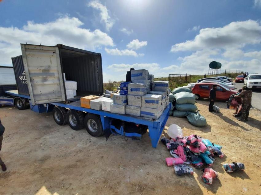 بالصور ..  الجمارك تحبط تهريب أكثر من 53 ألف قطعة ملابس و أحذية و 3330 شاشة وقطع سيارات