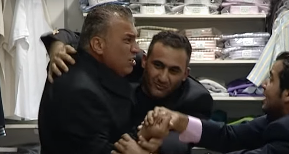  مشاجرة عنيفة داخل محل لبيع البدلات .. فيديو