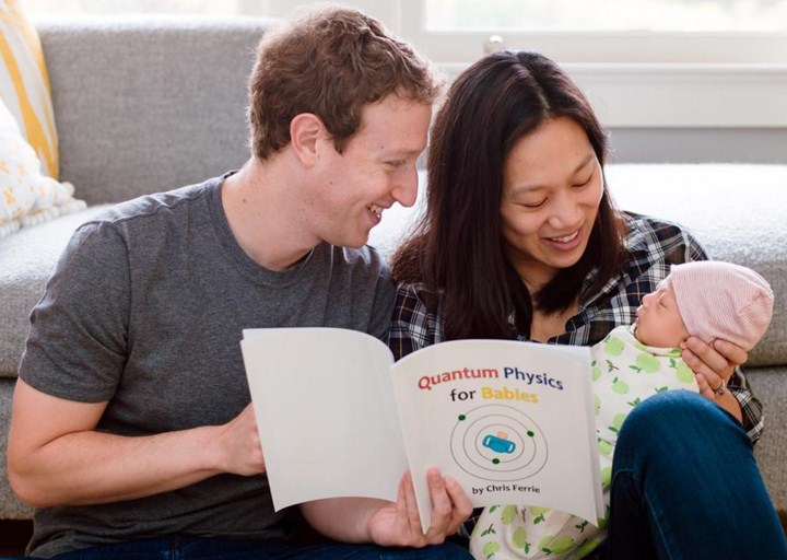 بالصور  ..  كيف يعيش المليونير مالك "الفيسبوك" : يُغير حفاظات ابنته بنفسه 
