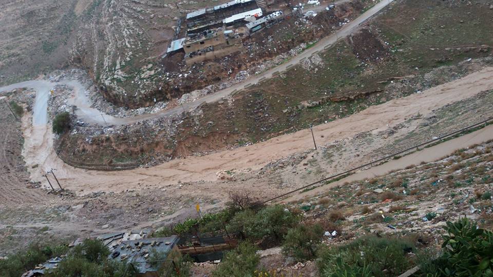 محافظ اربد لسرايا: إغلاق طريق وادي الغفر أمام حركة المركبات لارتفاع منسوب المياه .. ومياه الأمطار داهمت 5 منازل