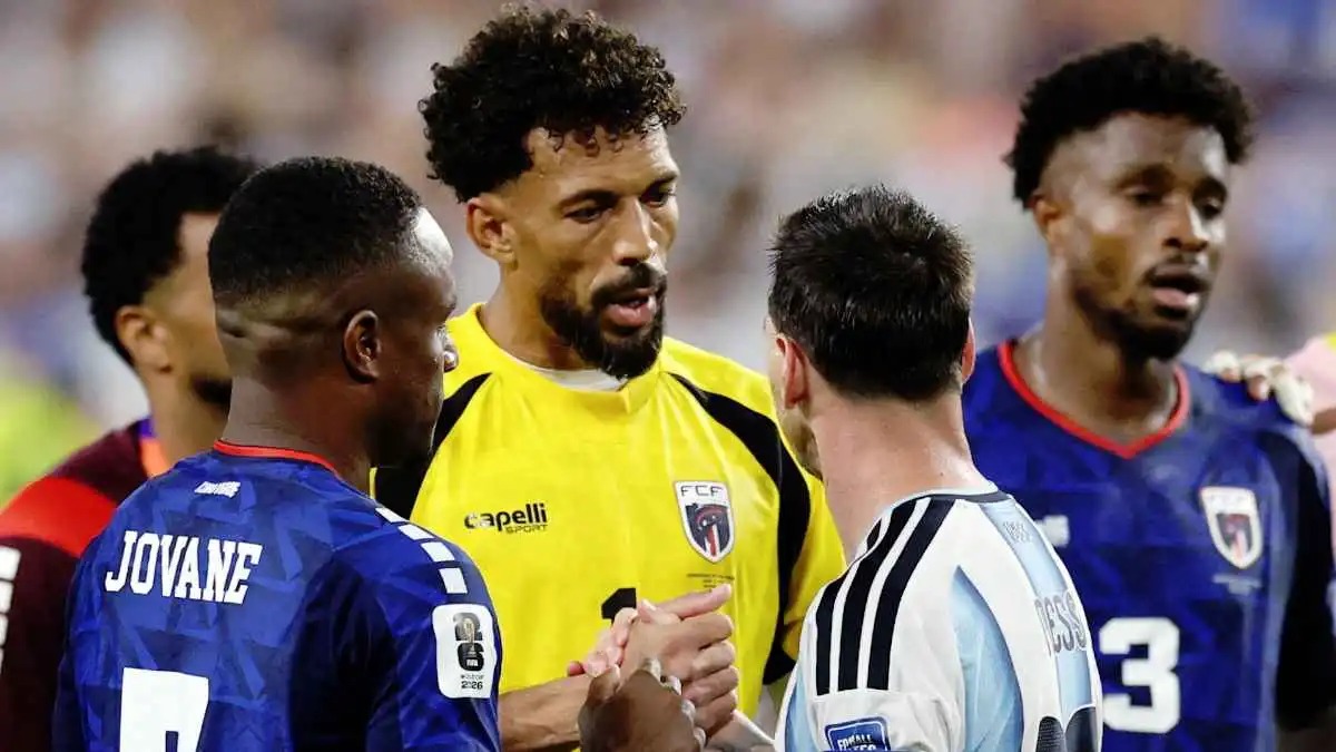 لاعبو الرأس الأخضر يقتحمون المنطقة الإعلامية للتصوير مع ميسي (فيديو) 