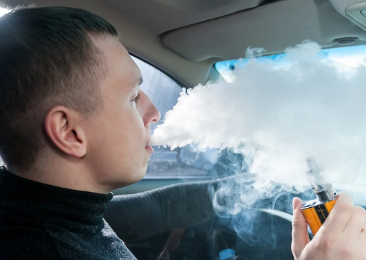لماذا يجب الحذر من التدخين الإلكتروني داخل السيارة