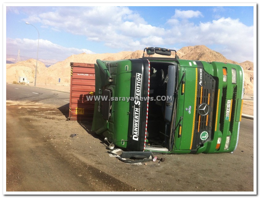 بالصور  ..  اصابة سائق شاحنة على الطريق الخلفي في العقبة اثر تدهور شاحنته