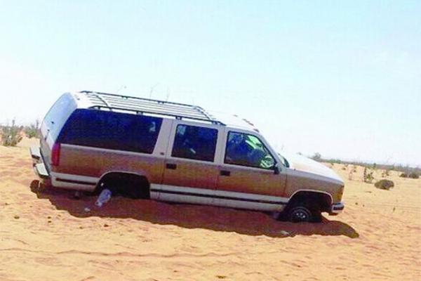"ورقة" تنقذ حياة 3 أشخاص فقدوا في رمال تيماء